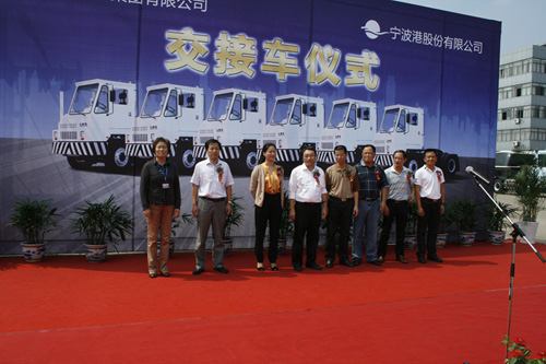 青年汽车集团执行总裁王淑丹,卡车分公司执行总经理吴智勇,宁波港