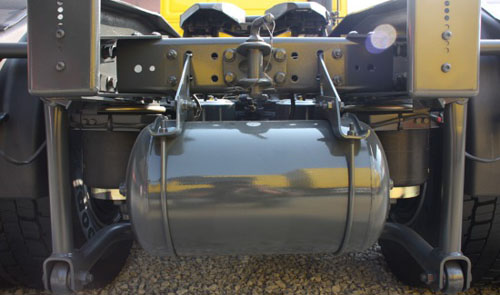 驱动形式为6x4,后桥使用轮边减速桥.