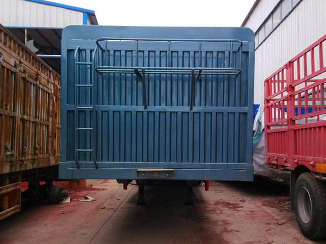 梁山长虹 13米 对开门仓栅式半挂车