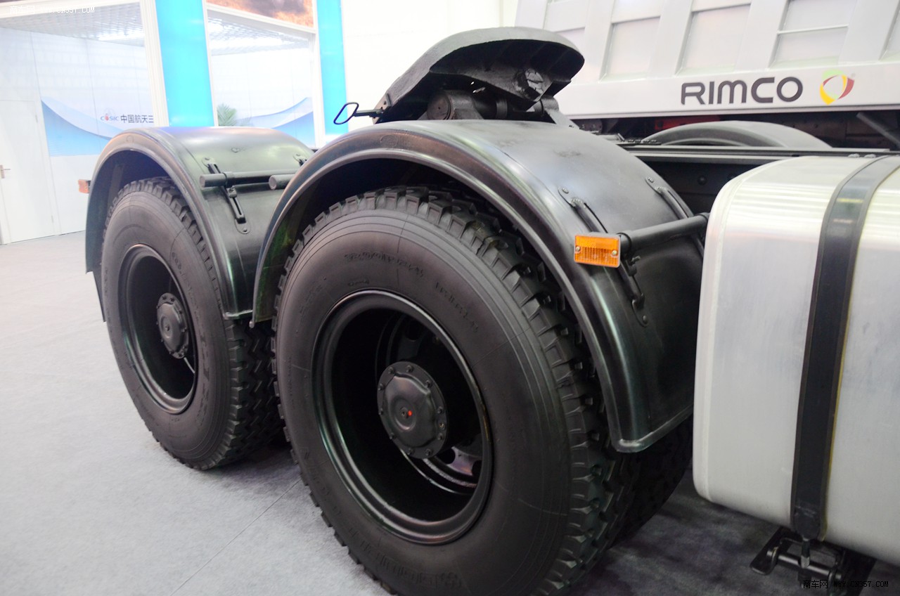 航天万山 590马力 6x6 越野型牵引车