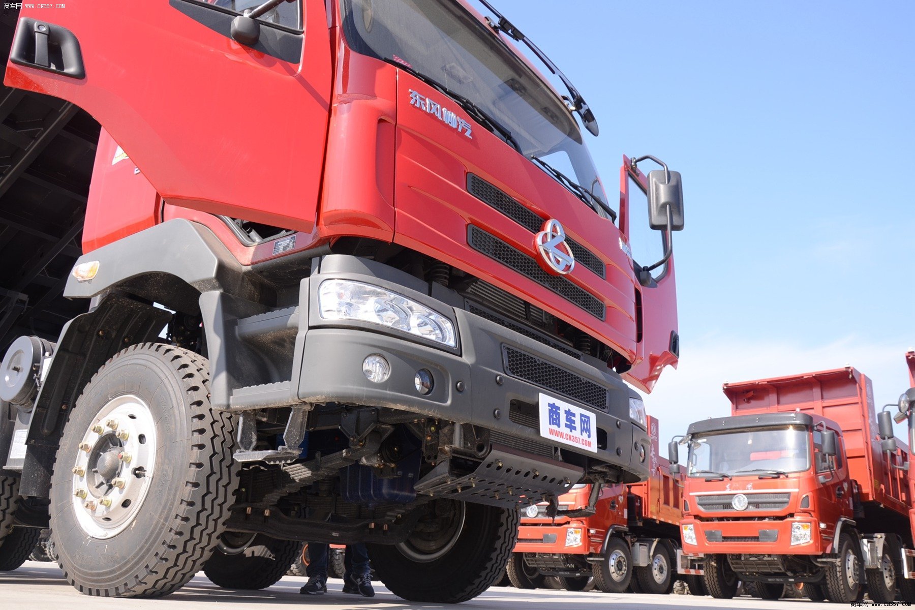 东风柳汽 霸龙 重卡 290马力 8×4 单开轻化量自卸车 lz3315qef