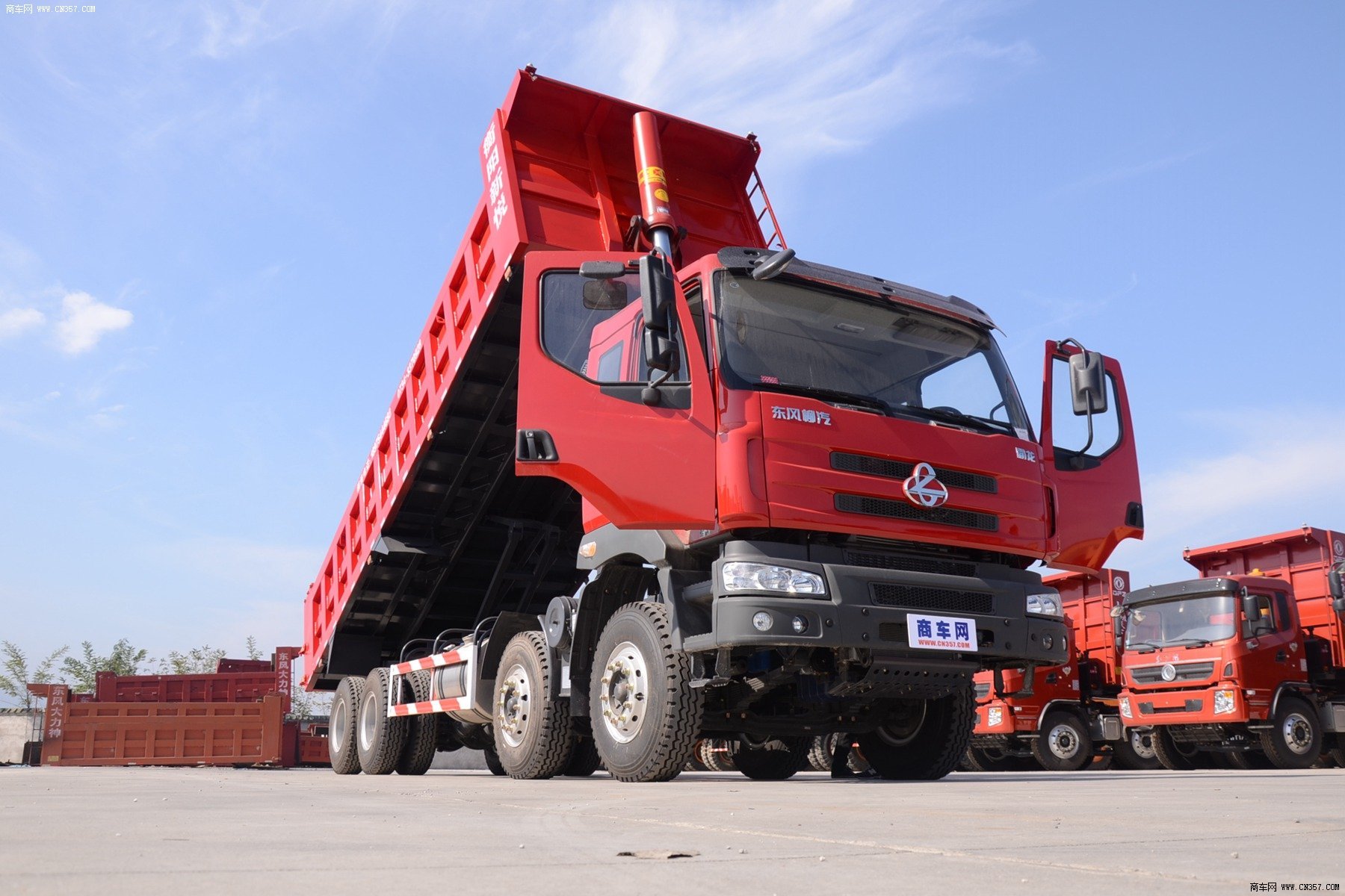 东风柳汽 霸龙 重卡 290马力 8×4 单开轻化量自卸车 lz3315qef