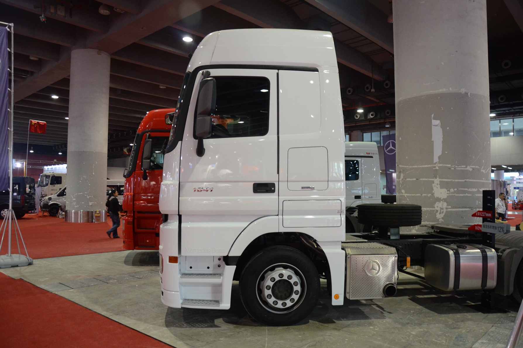 奔驰actros 1841 lsnr 408马力 4x2低底盘牵引车
