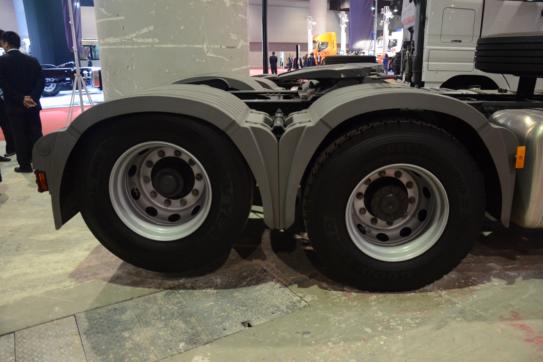 奔驰actros 2644 ls 435马力 6x2牵引车