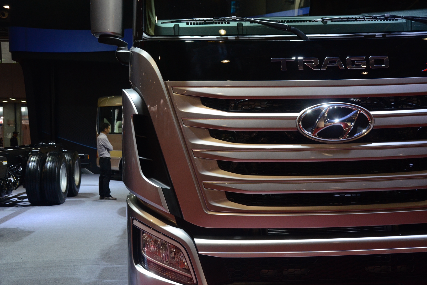 四川现代创虎p410 410马力 6x2牵引车