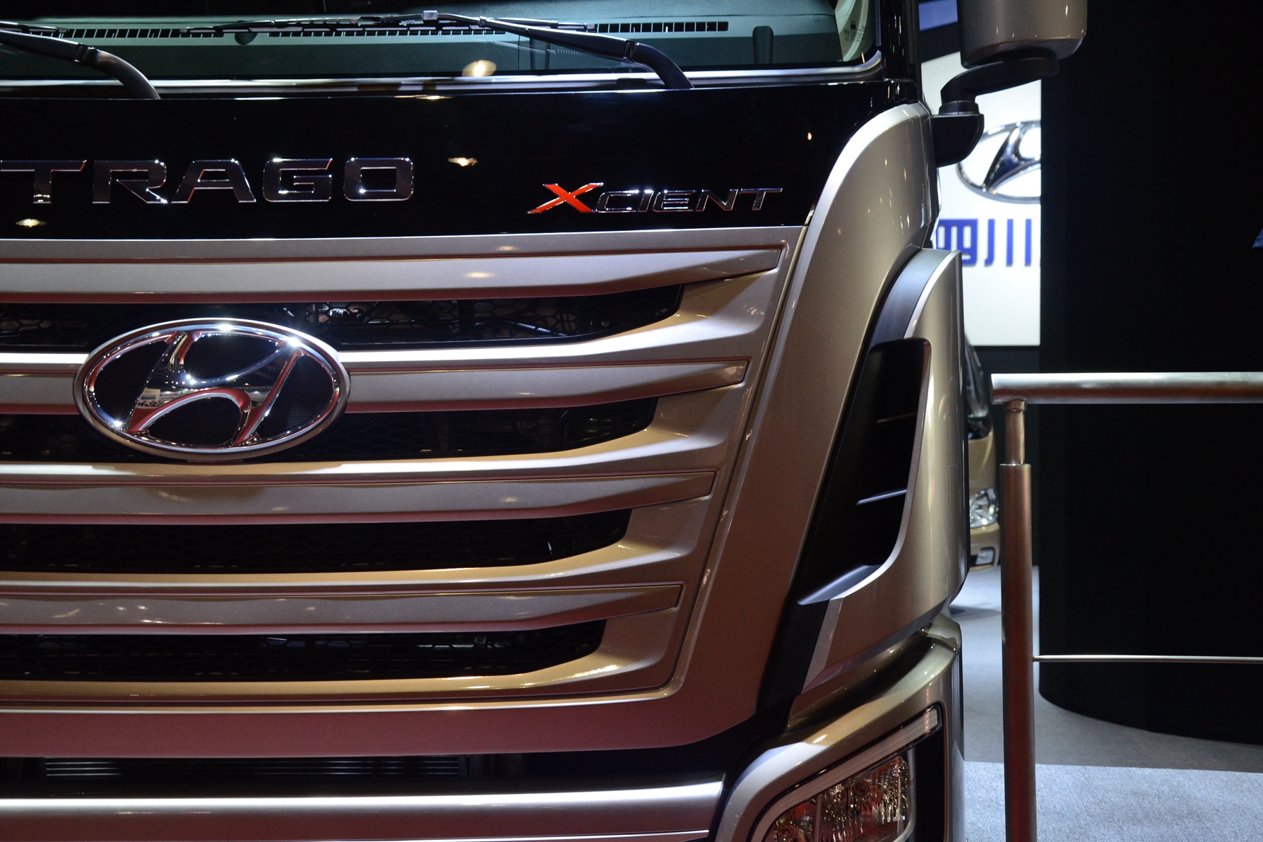 四川现代创虎p410 410马力 6x2牵引车