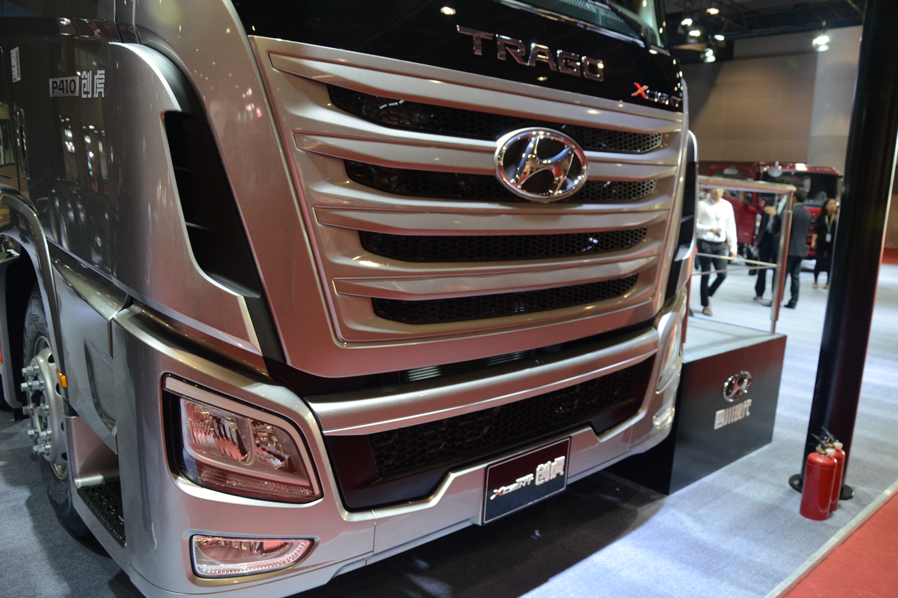 四川现代创虎p410 410马力 6x2牵引车