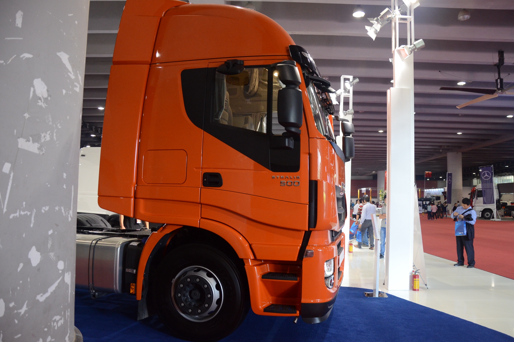 依维柯stralis 500马力 6x2牵引车(悬浮桥)