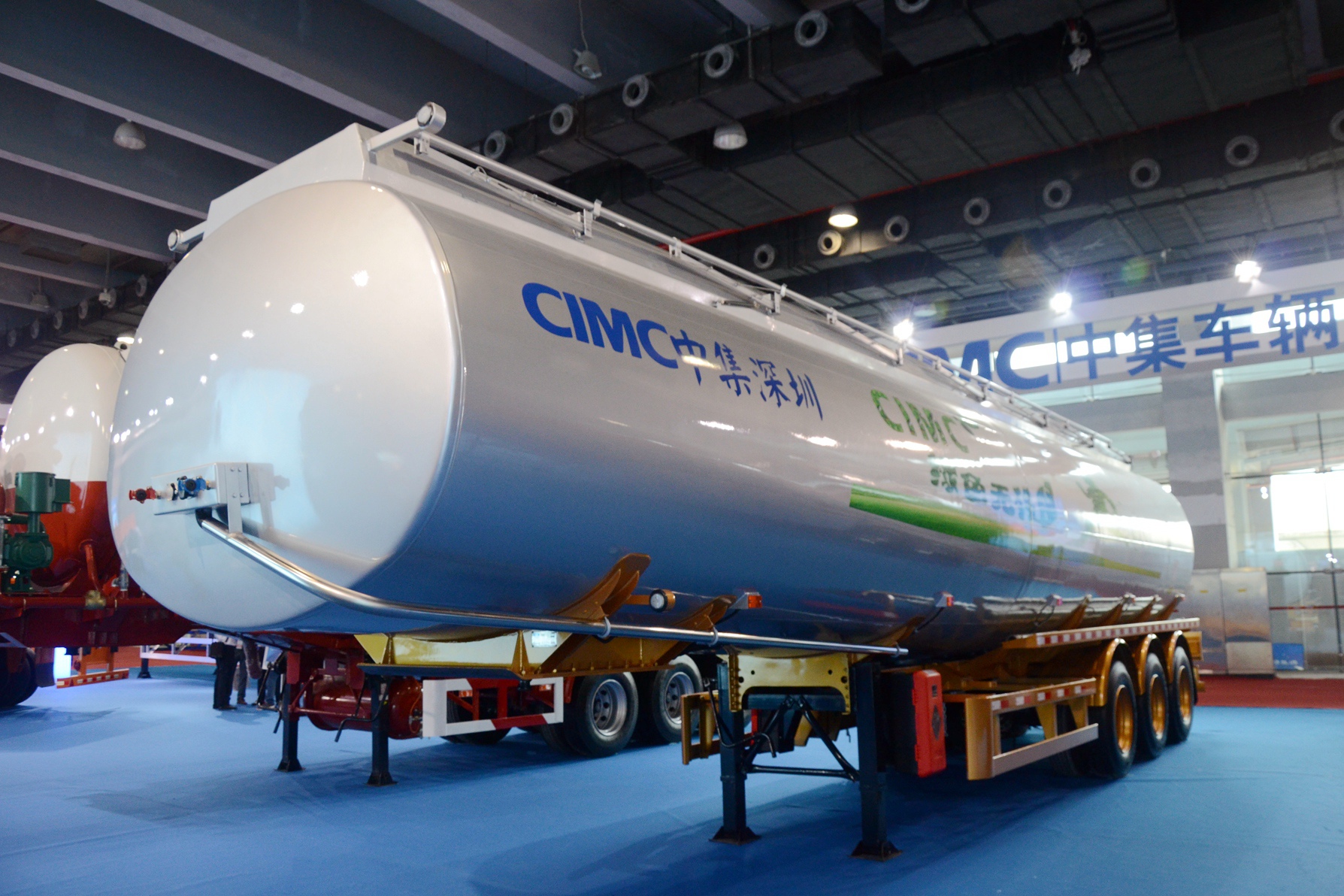 中集 新型两节式液罐半挂车