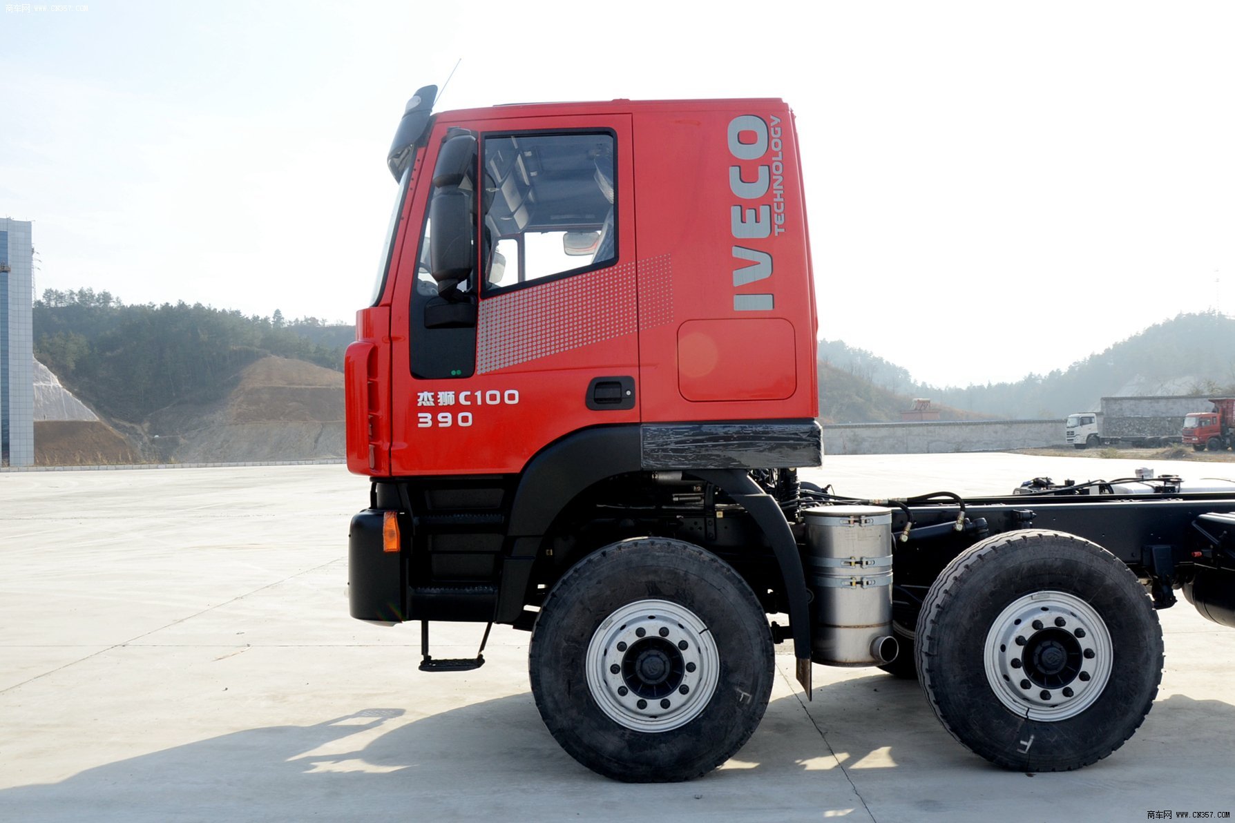 上汽依维柯红岩 杰狮 重卡 390马力 8×4 自卸车 cq3315htg466