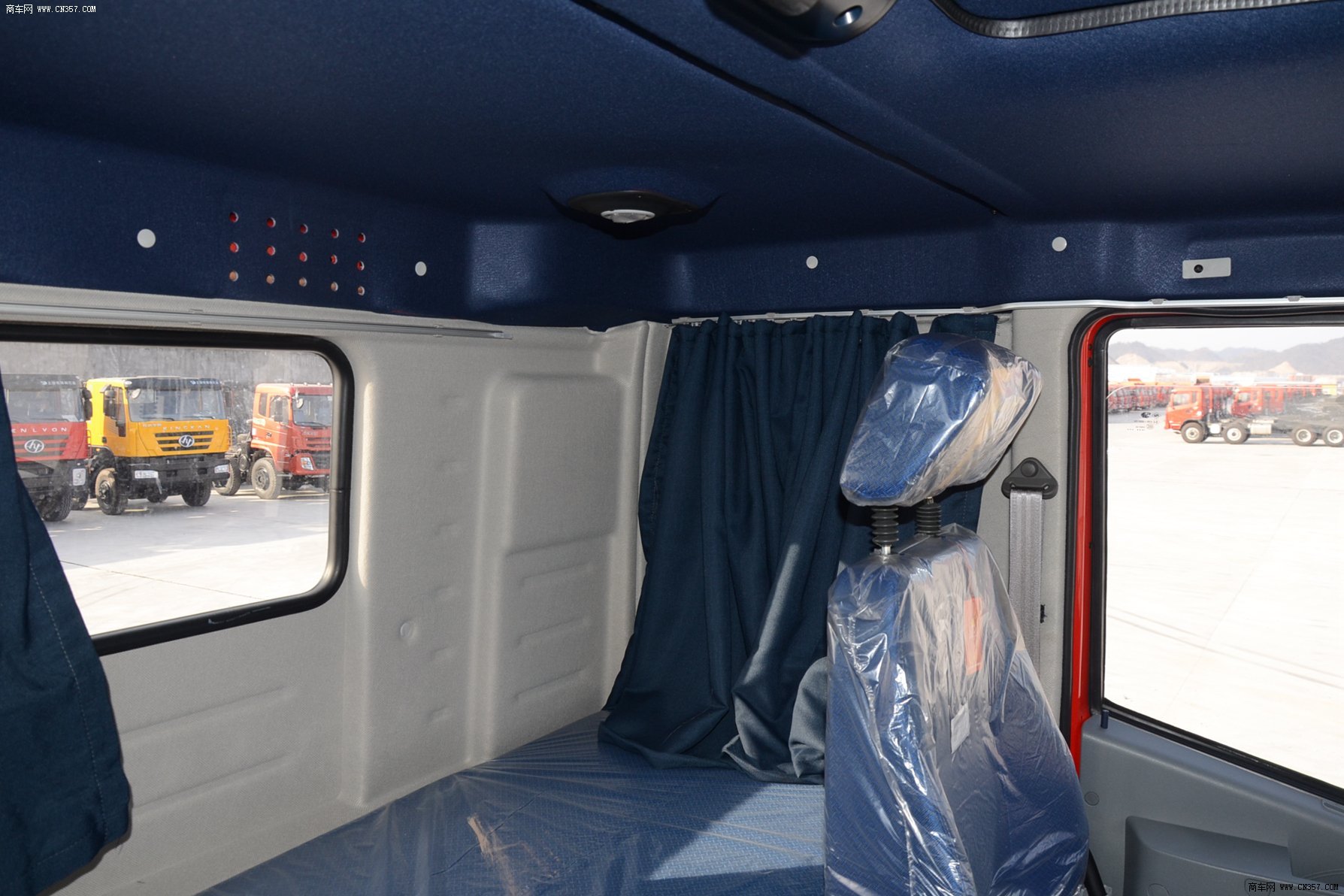 上汽依维柯红岩 杰狮 重卡 390马力 8×4 自卸车 cq3315htg466