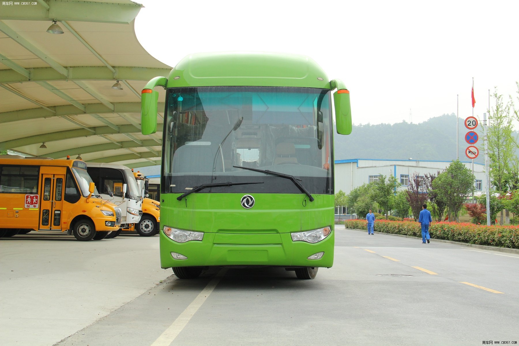 东风 风尚 330马力 27-55座 客车 eq6121l4d