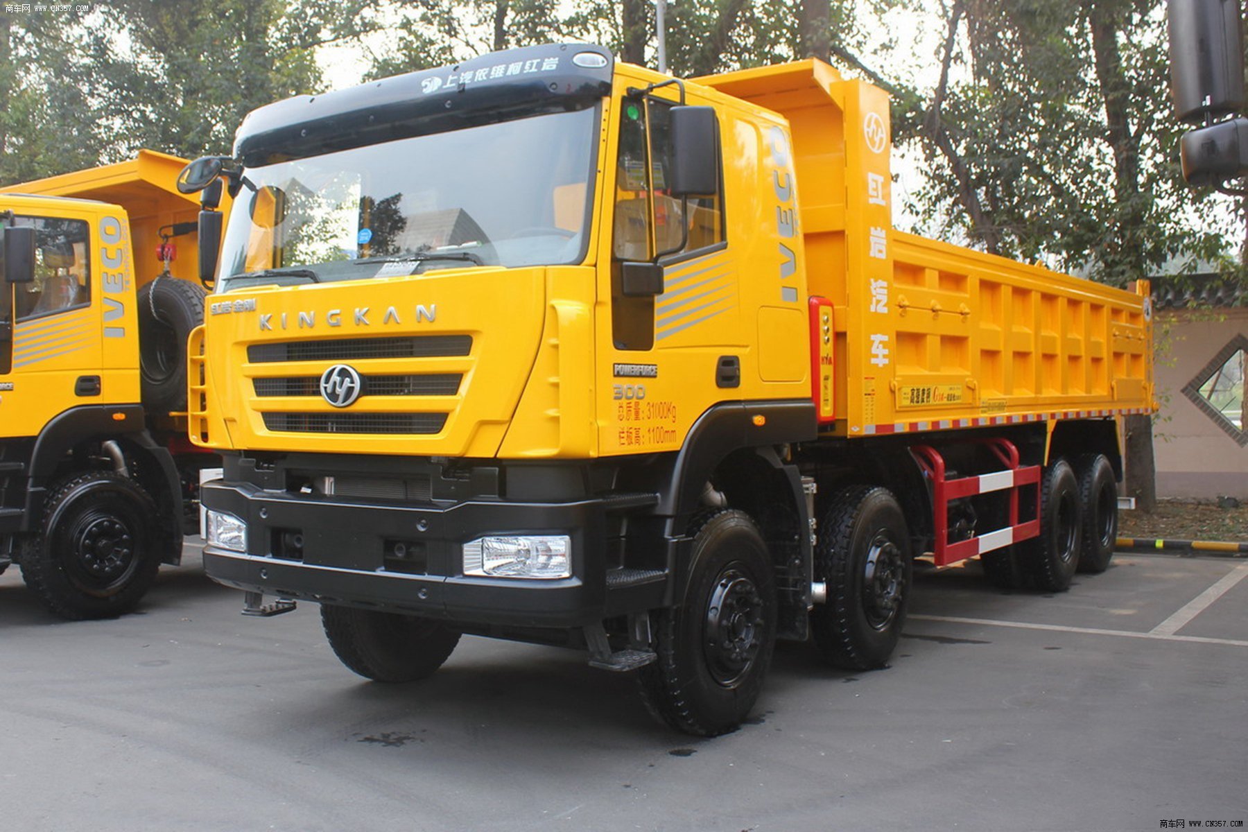 红岩 新金刚 重卡 300马力 8×4 自卸车 cq3315hmg366