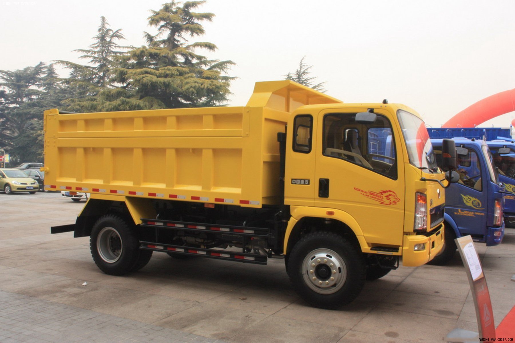 中国重汽 黄河 中卡 130马力 4×2 自卸车 zz3167f3615c1