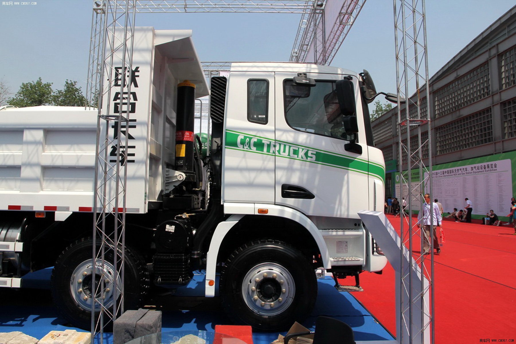联合卡车 集瑞联合 重卡 375马力 8×4 天然气自卸车 sqr3311n6t6-1