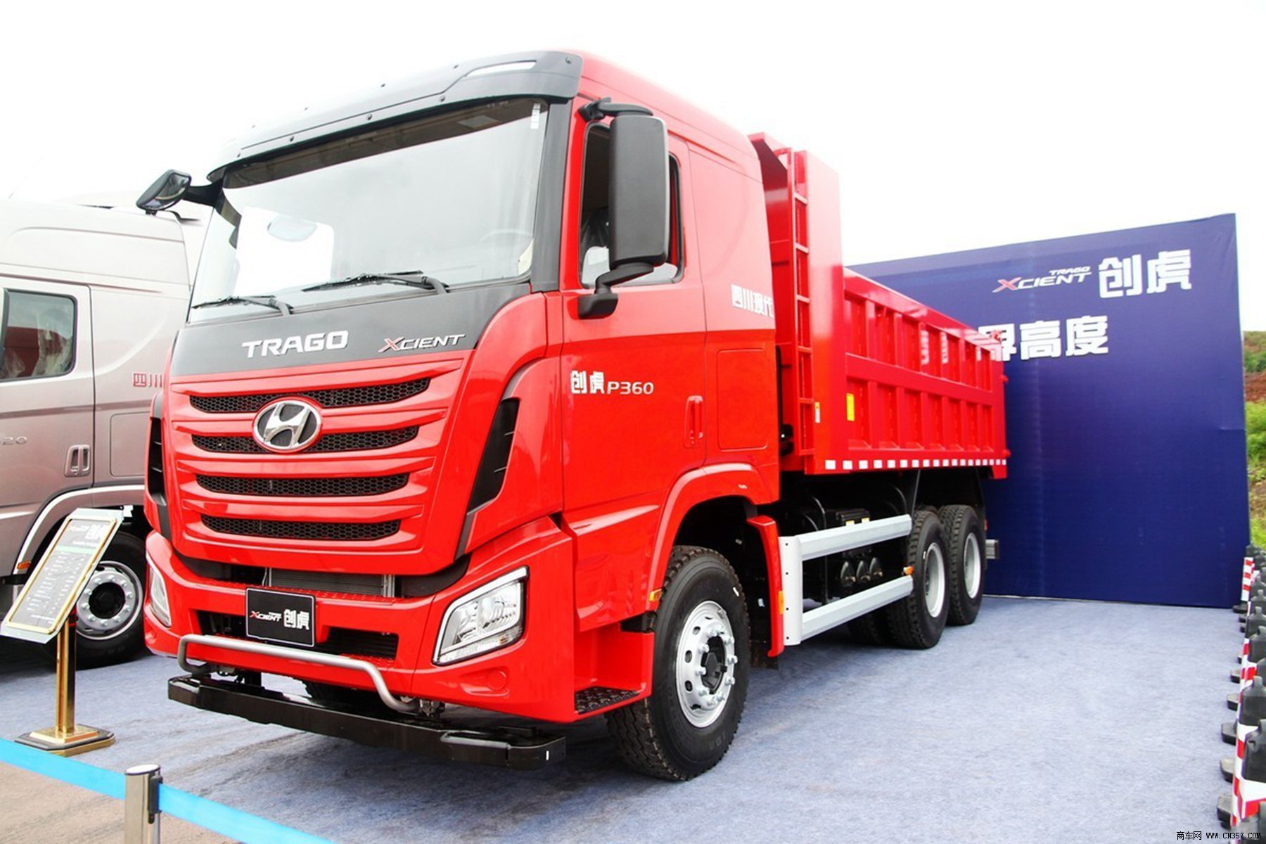 四川现代 创虎xcient 重卡 360马力 8×4 自卸车 chm3251kpq52m