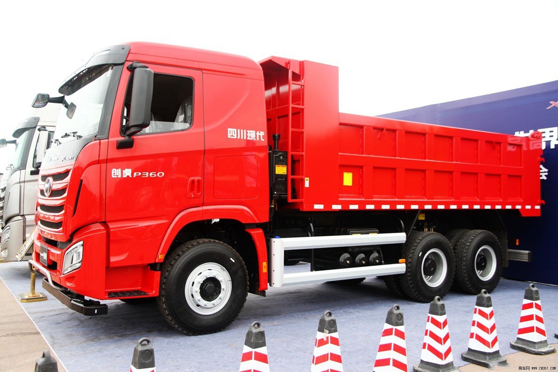 四川现代 创虎xcient 重卡 360马力 8×4 自卸车 chm3251kpq52m