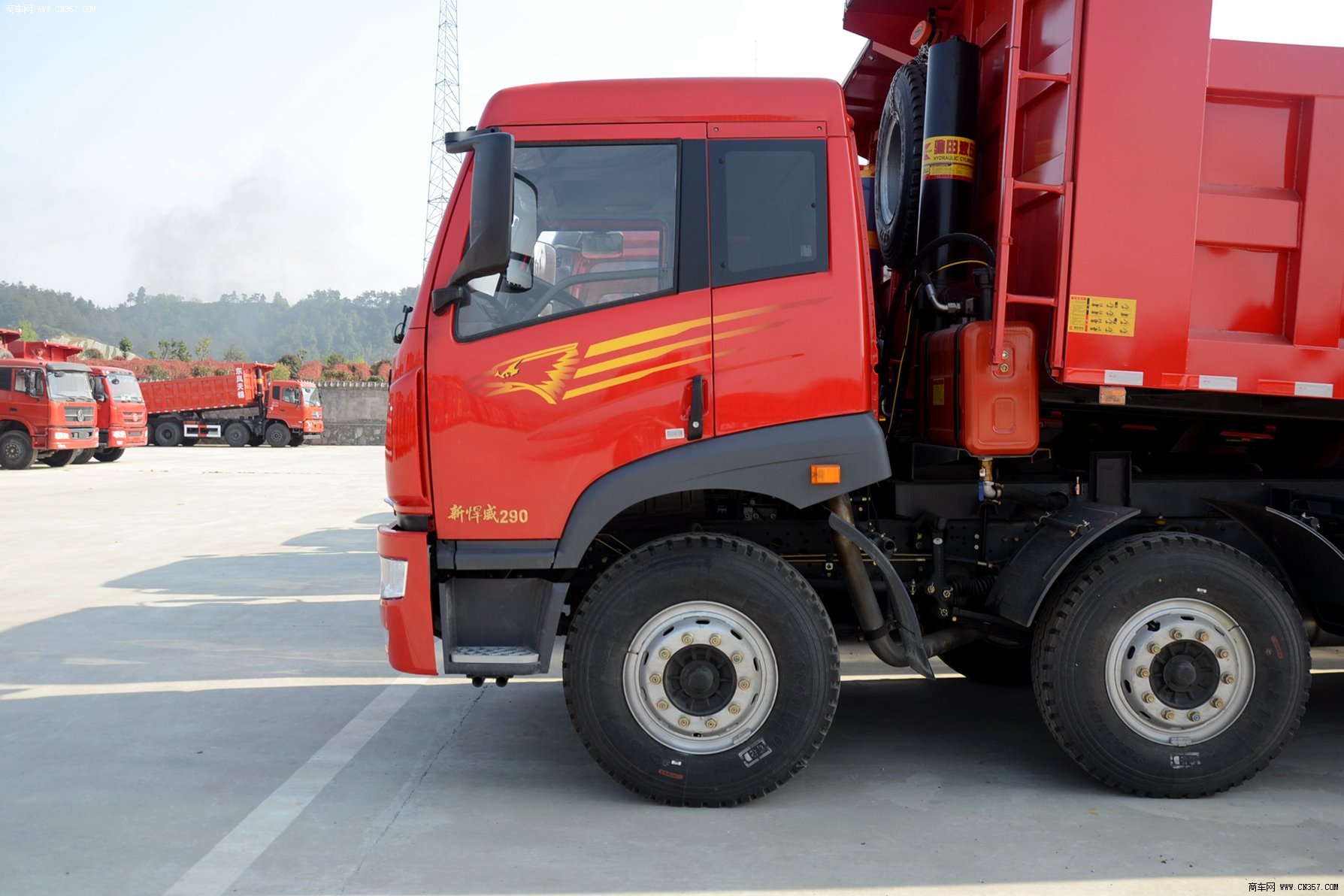 一汽青岛解放 新悍威290 重卡 290马力 8×4 自卸车 ca3310p1k2l3t4