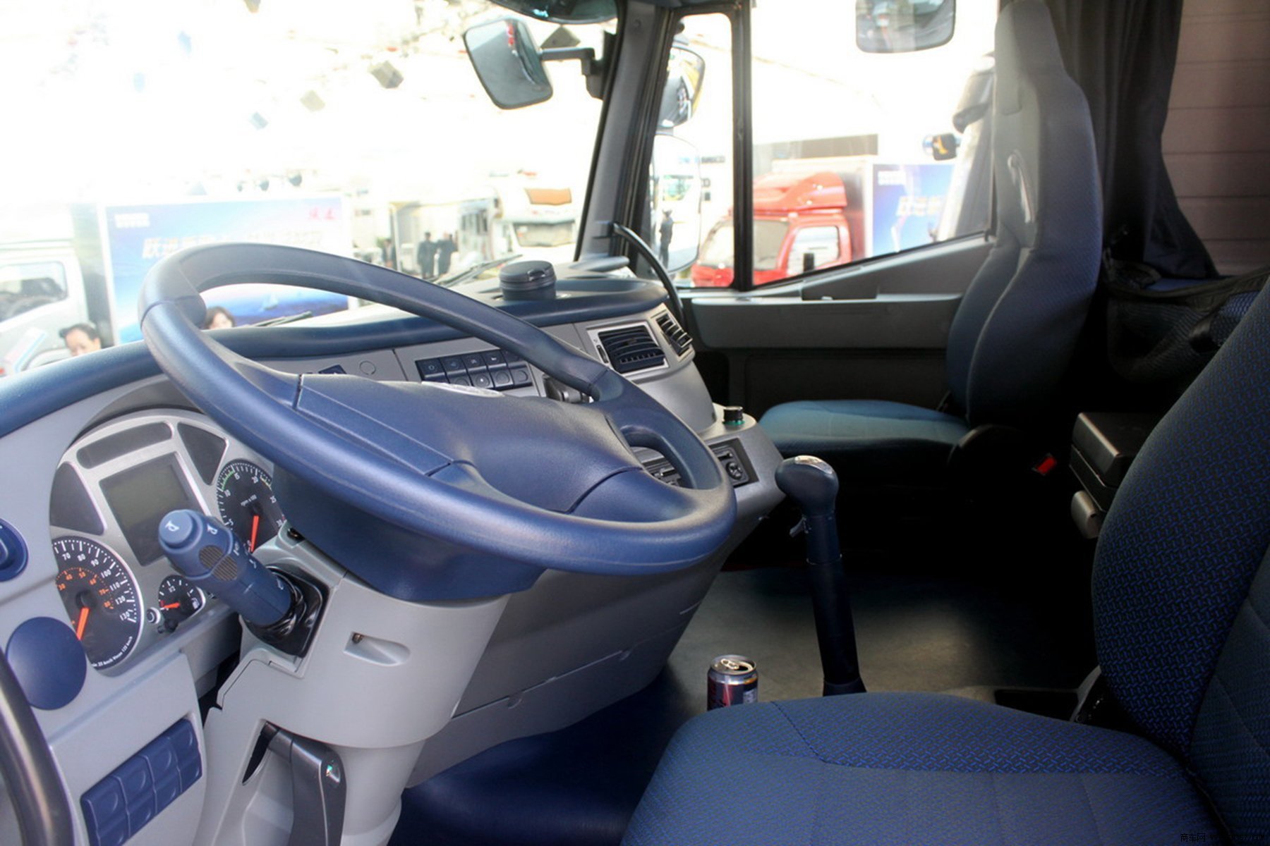 红岩 杰狮 重卡 390马力 6×4 牵引车 cq4255htvg324v