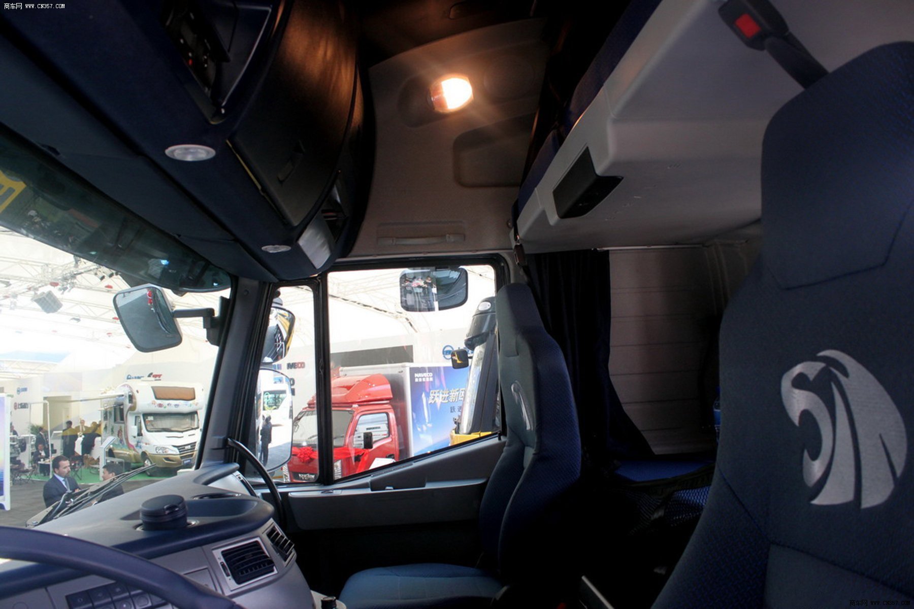 红岩 杰狮 重卡 390马力 6×4 牵引车 cq4255htvg324v