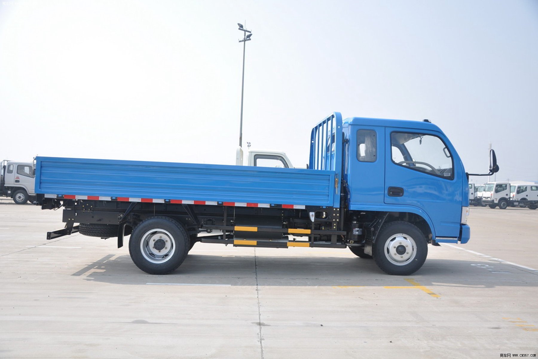 东风 多利卡m系列 116马力 栏板式 排半 轻卡 dfa1041s20d5