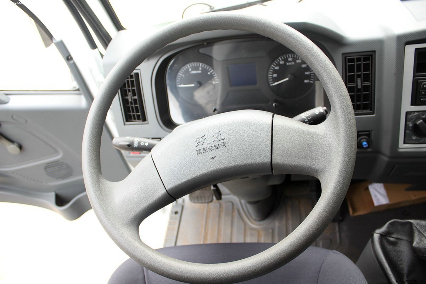 南京依维柯 跃进上骏 112马力 厢式 单排 轻卡 nj5072xxydcft