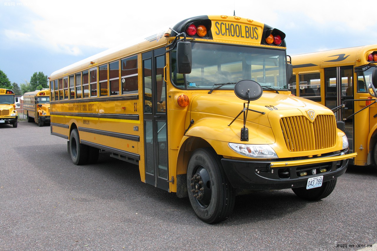 纳威司达校车图片