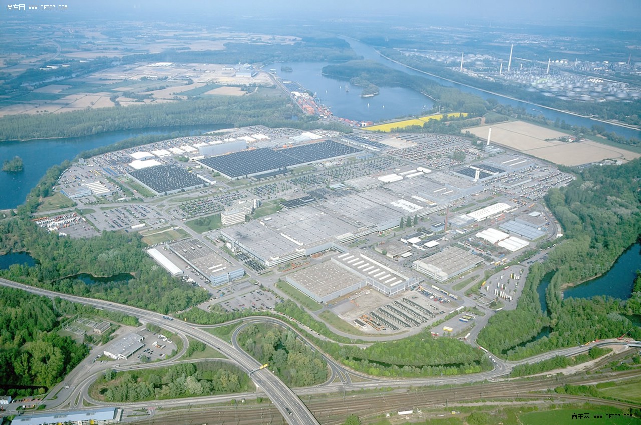 奔驰装配基地及生产线图片