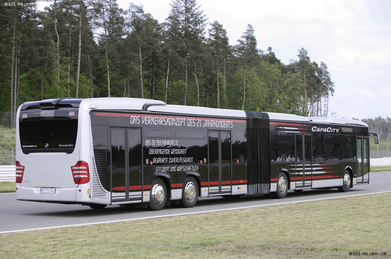 奔驰capacity 4轴铰接城市客车