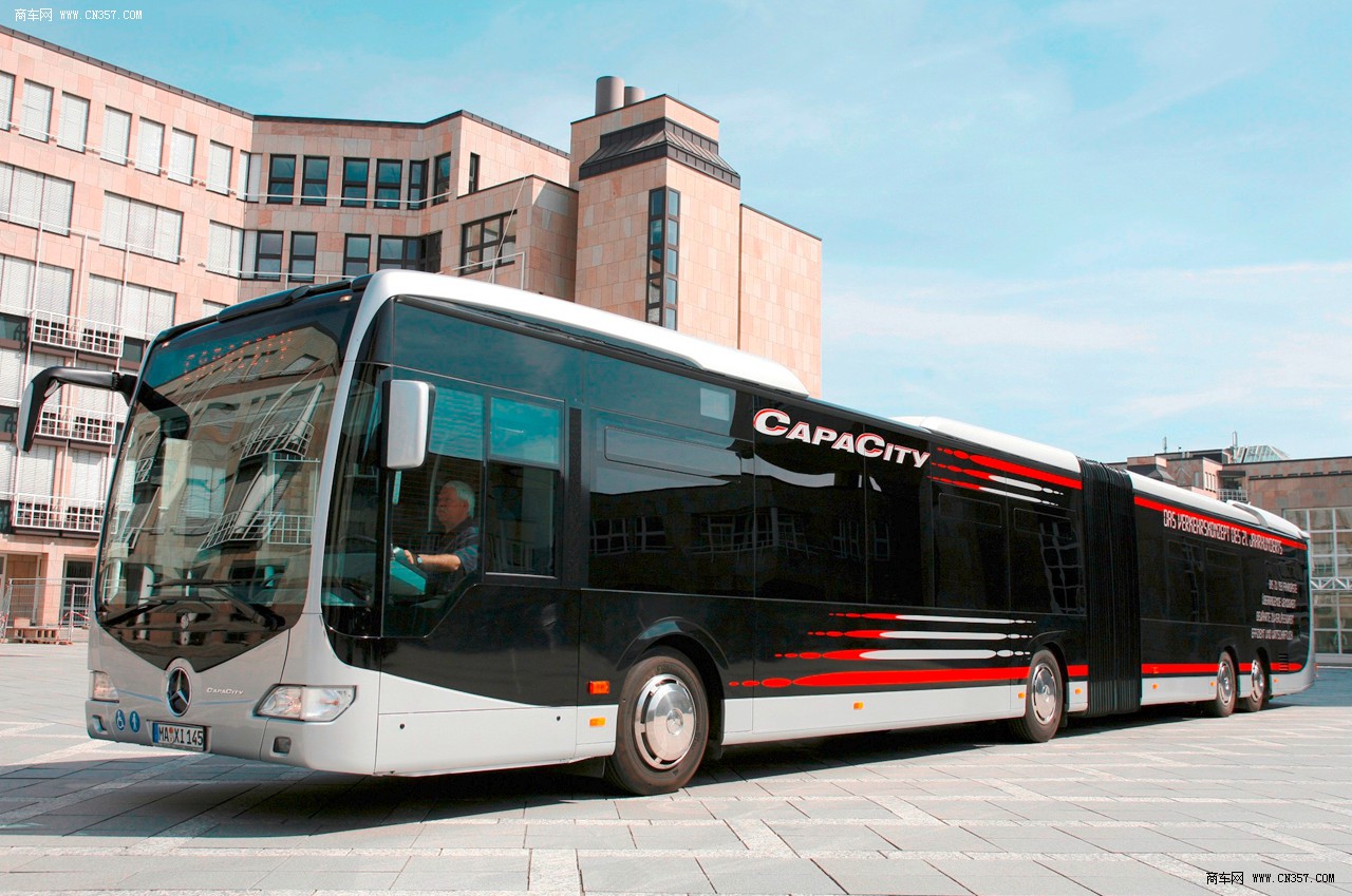奔驰capacity 4轴铰接城市客车