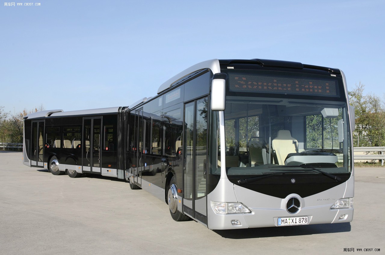 奔驰capacity 4轴铰接城市客车