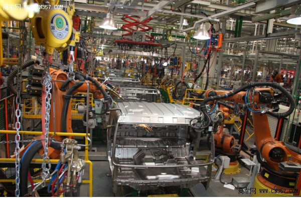 福田戴姆勒全新数字化工厂机器人自动焊接