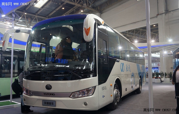 宇通携h8插电式客车 亮相2016道路运输展