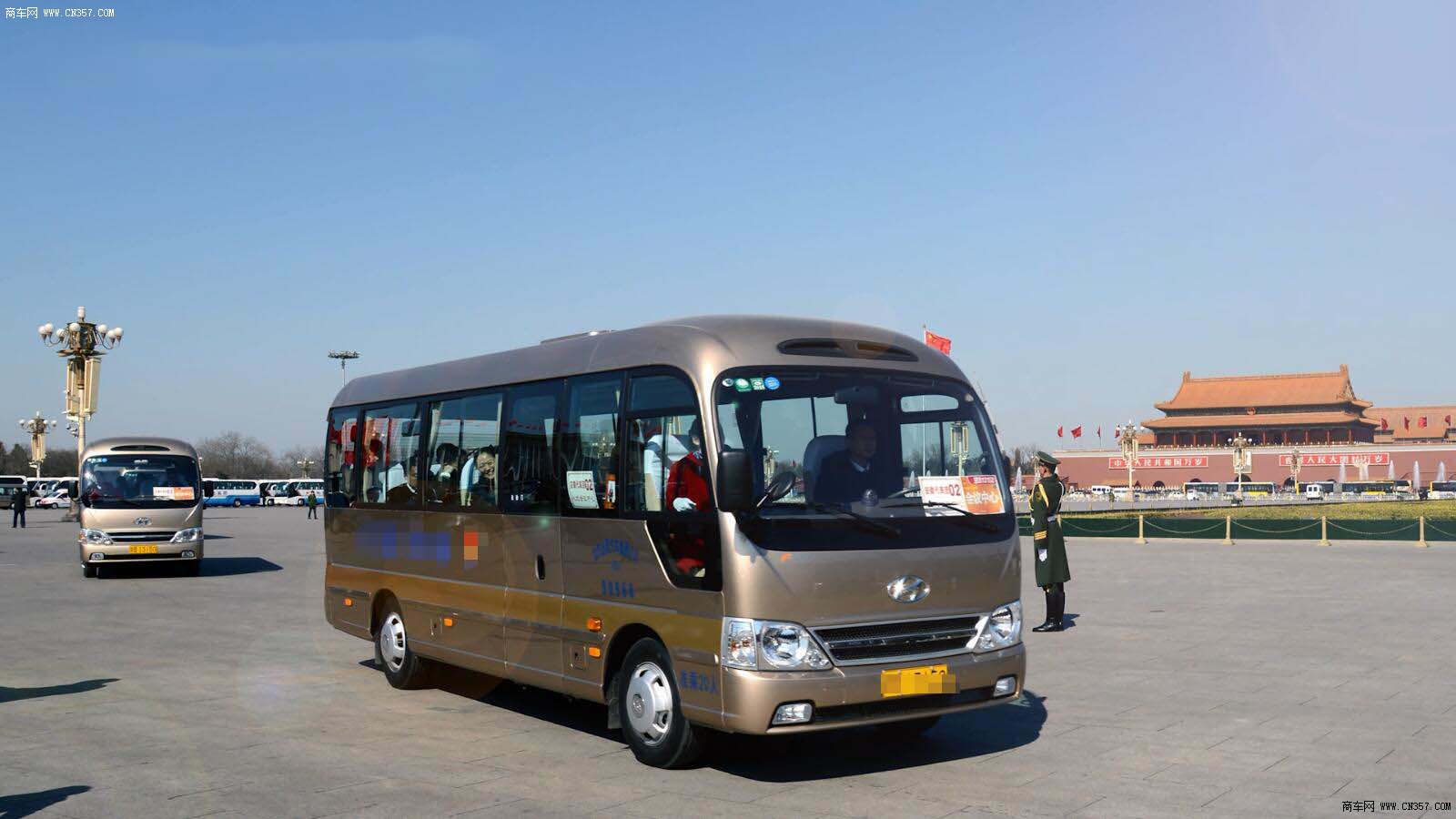 67高端中巴生力军 康恩迪助力2018全国两会召开