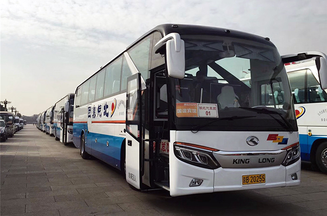 金龙客车连续19年服务两会 "超五星级"龙威ii代再赴使命